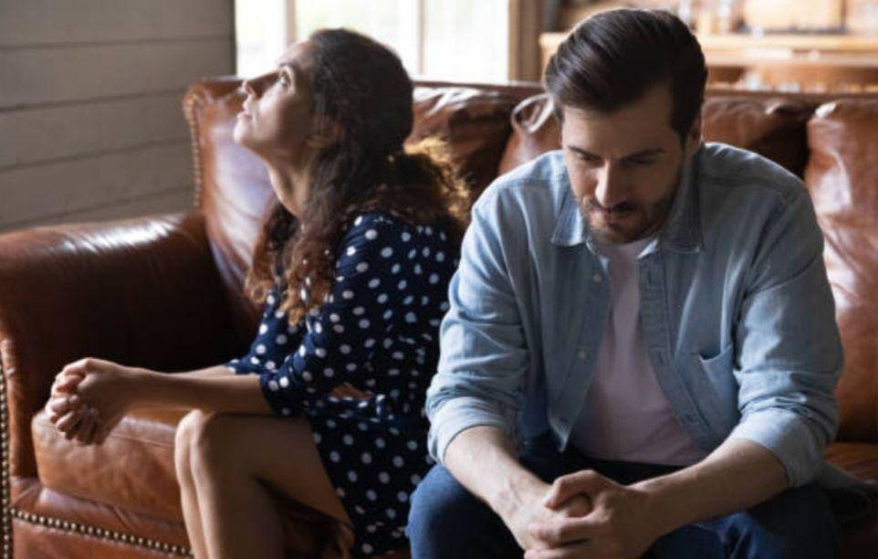 ilustrasi mantan pasangan (istockphoto.com/fizkes)