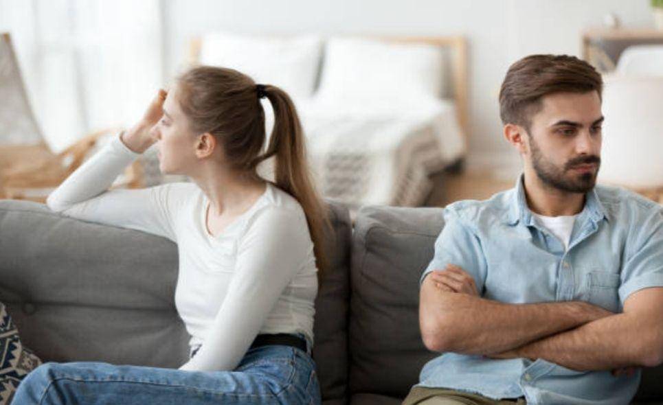 ilustrasi mantan pasangan (istockphoto.com/fizkes)