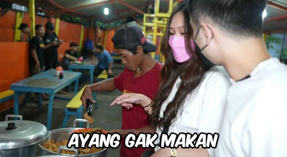 Jess No Limit pertama kali ajak Sisca Kohl makan pecel lele di tempatnya langsung. (youtube.com/Jess No Limit)