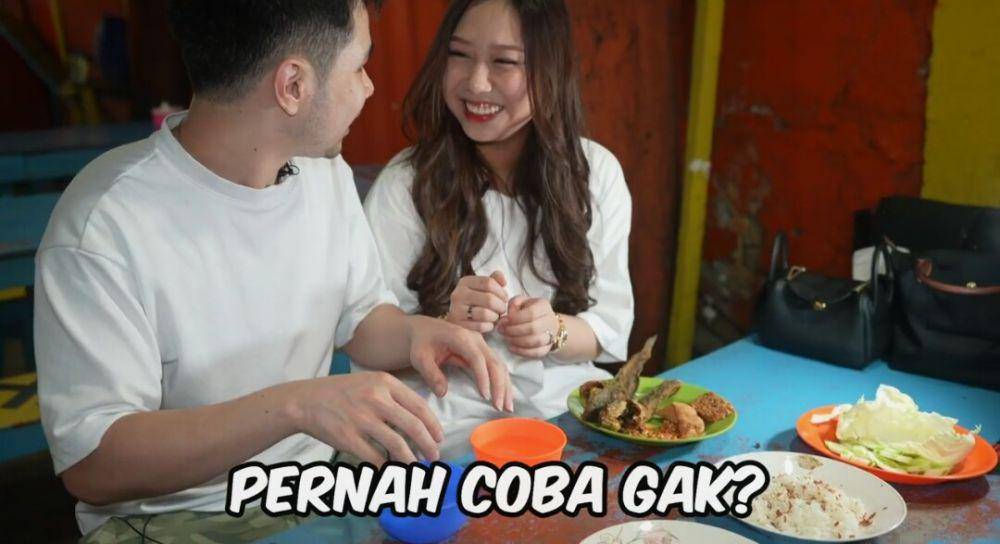 Jess No Limit pertama kali ajak Sisca Kohl makan pecel lele di tempatnya langsung. (youtube.com/Jess No Limit)