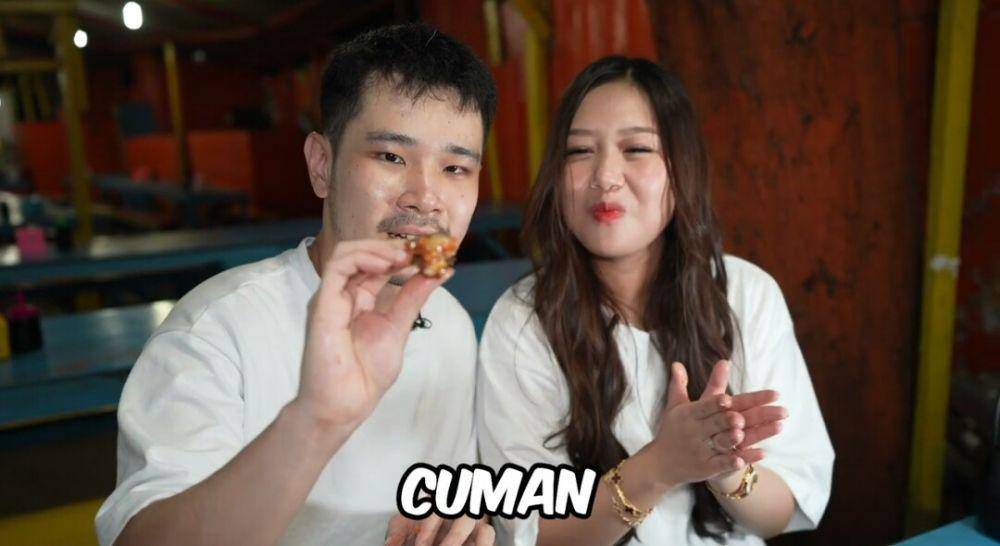 Jess No Limit pertama kali ajak Sisca Kohl makan pecel lele di tempatnya langsung. (youtube.com/Jess No Limit)
