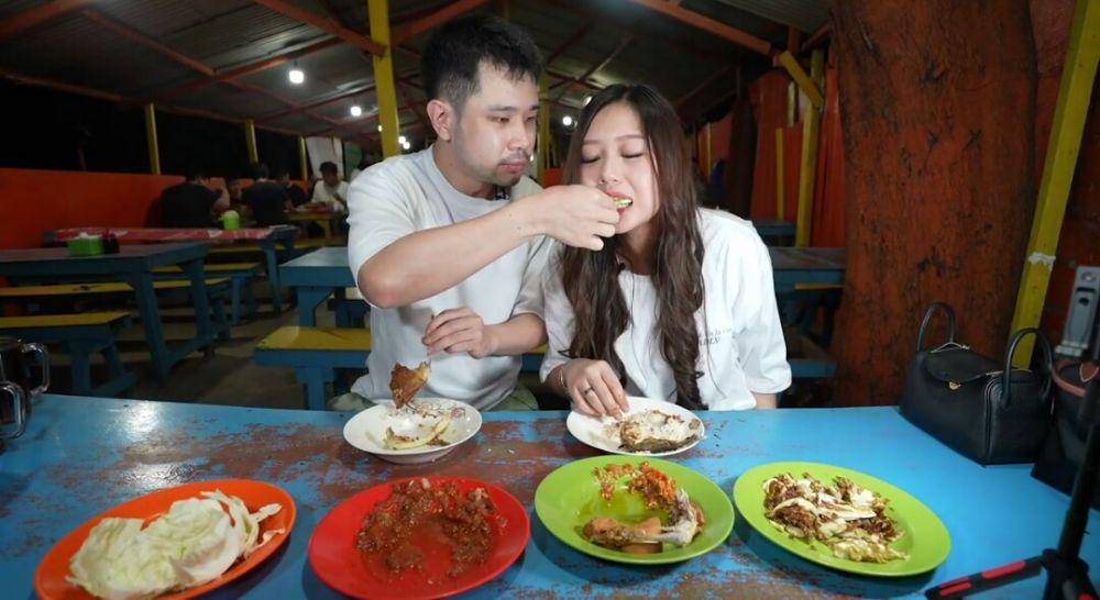 Jess No Limit pertama kali ajak Sisca Kohl makan pecel lele di tempatnya langsung. (youtube.com/Jess No Limit)
