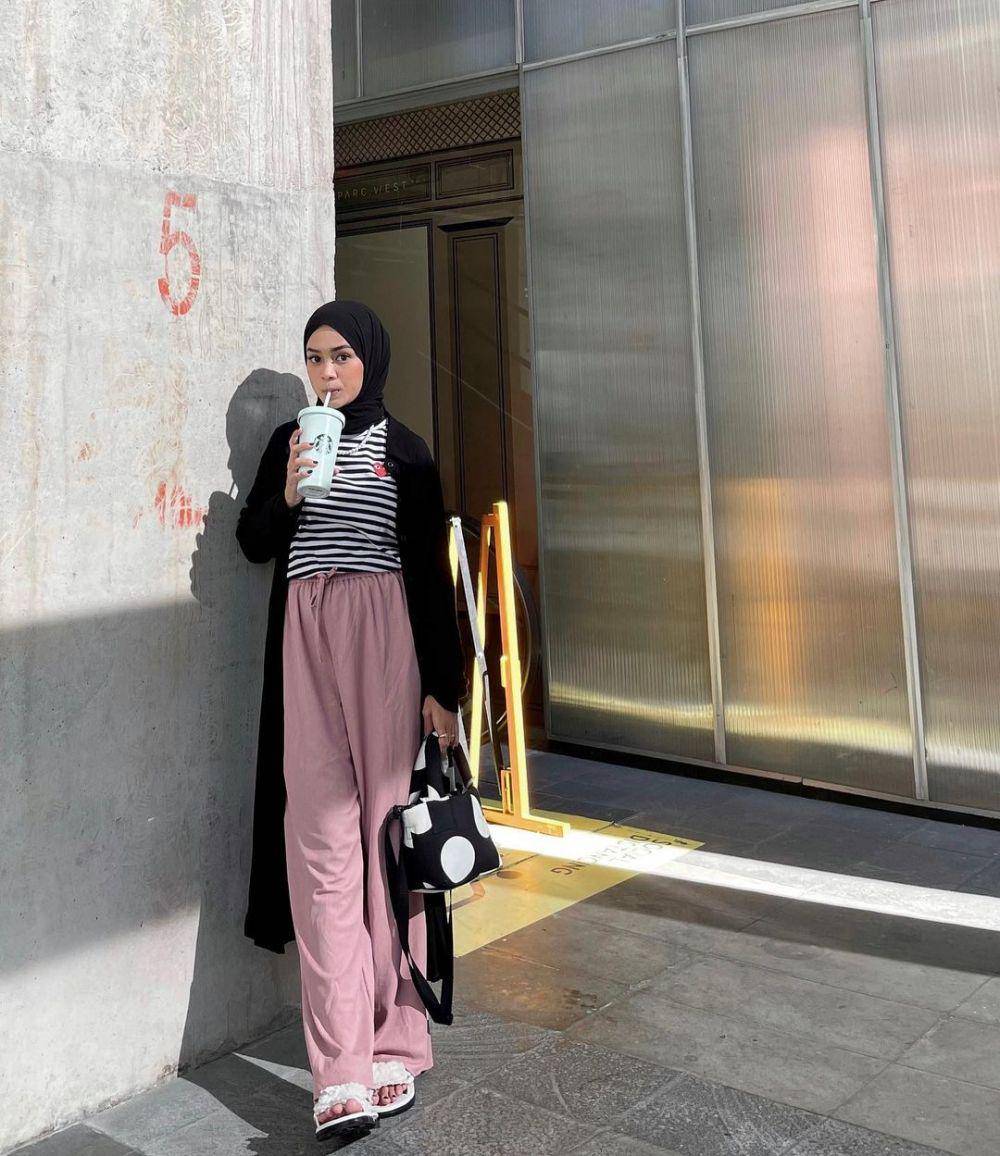 ide padu padan outfit motif stripe ala Yure Zalina (instagram.com/yurezalina)