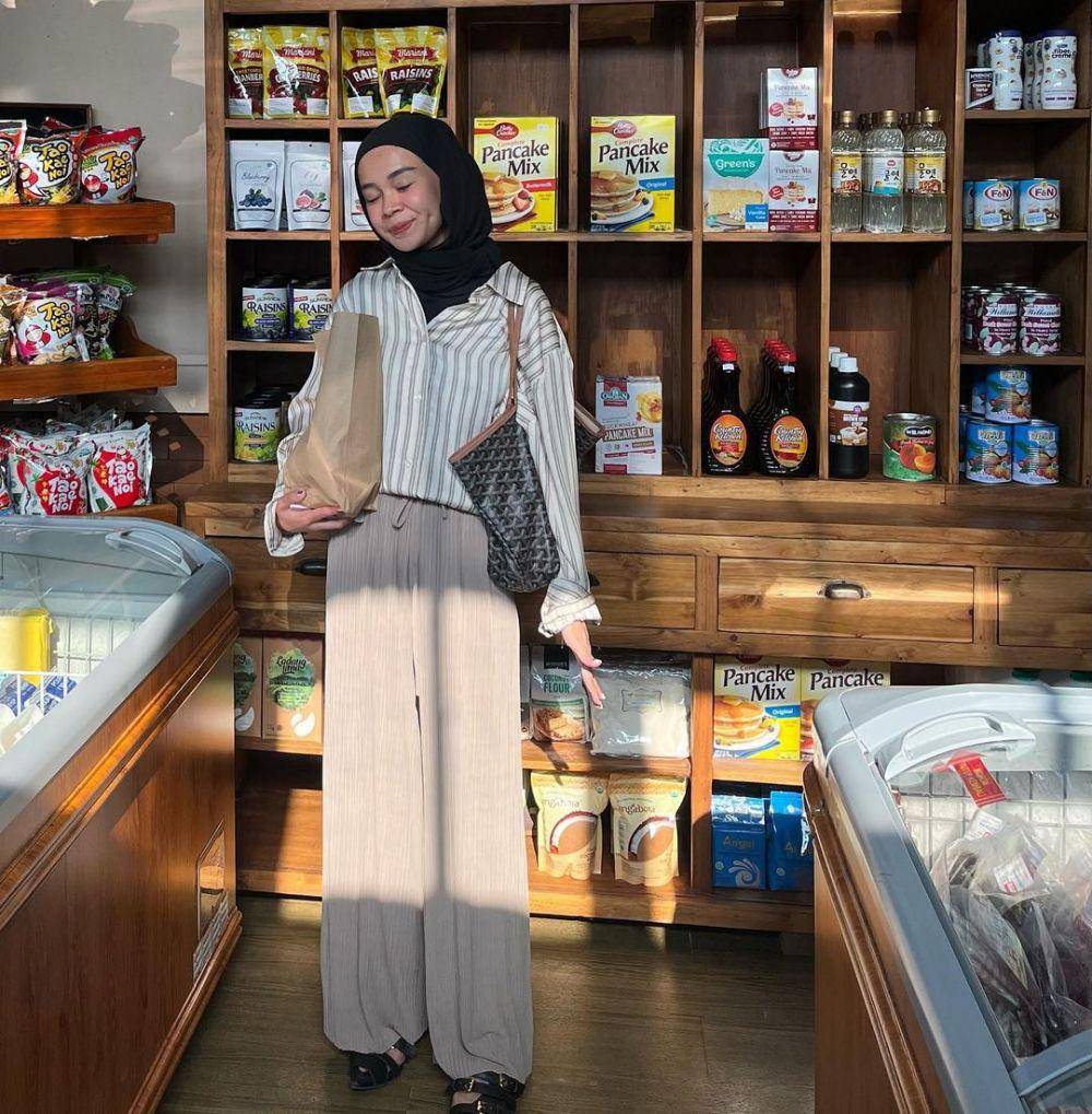 ide padu padan outfit motif stripe ala Yure Zalina (instagram.com/yurezalina)