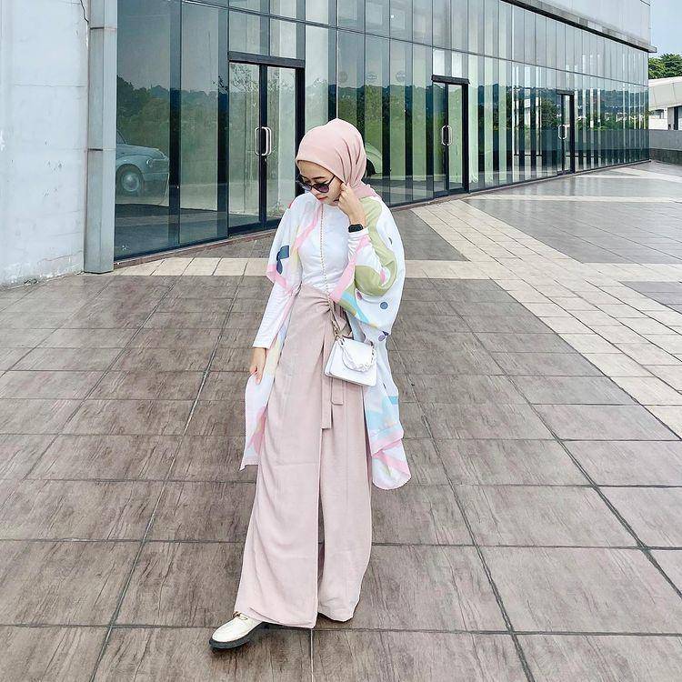 potret Ayu Fuziyanti yang memakai atasan putih (instagram.com/ayufuziyantii)