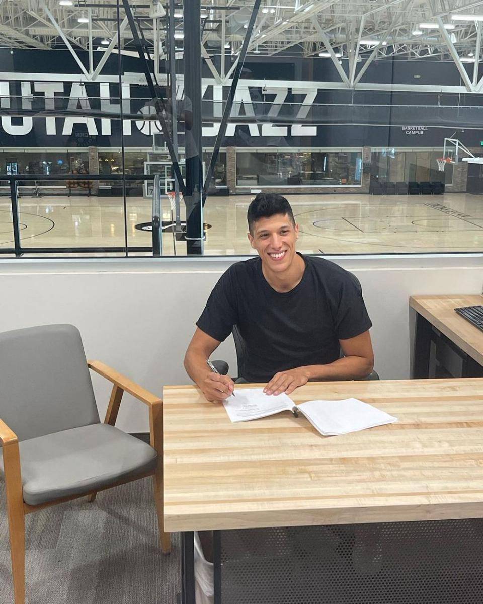 Penanda tanganan kontrak Simone Fontecchio di Utah Jazz. (instagram.com/simonfonte_)