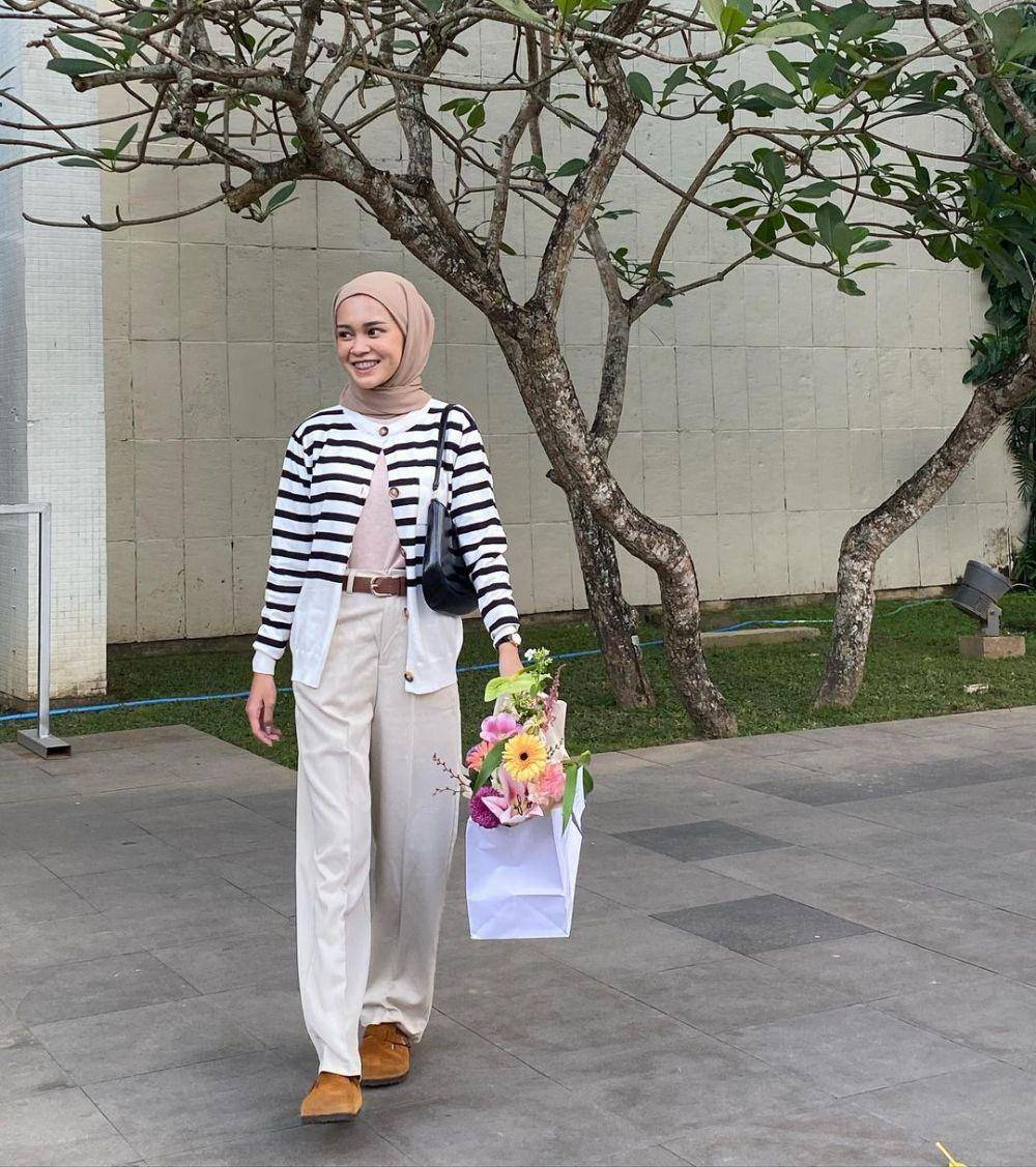 ide padu padan outfit motif stripe ala Yure Zalina (instagram.com/yurezalina)