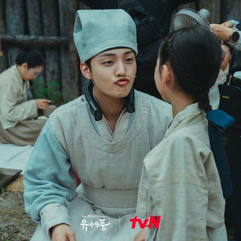 potret Kim Min Jae di balik layar drama Poong, The Joseon Psychiatrist (instagram.com/tvn_drama)