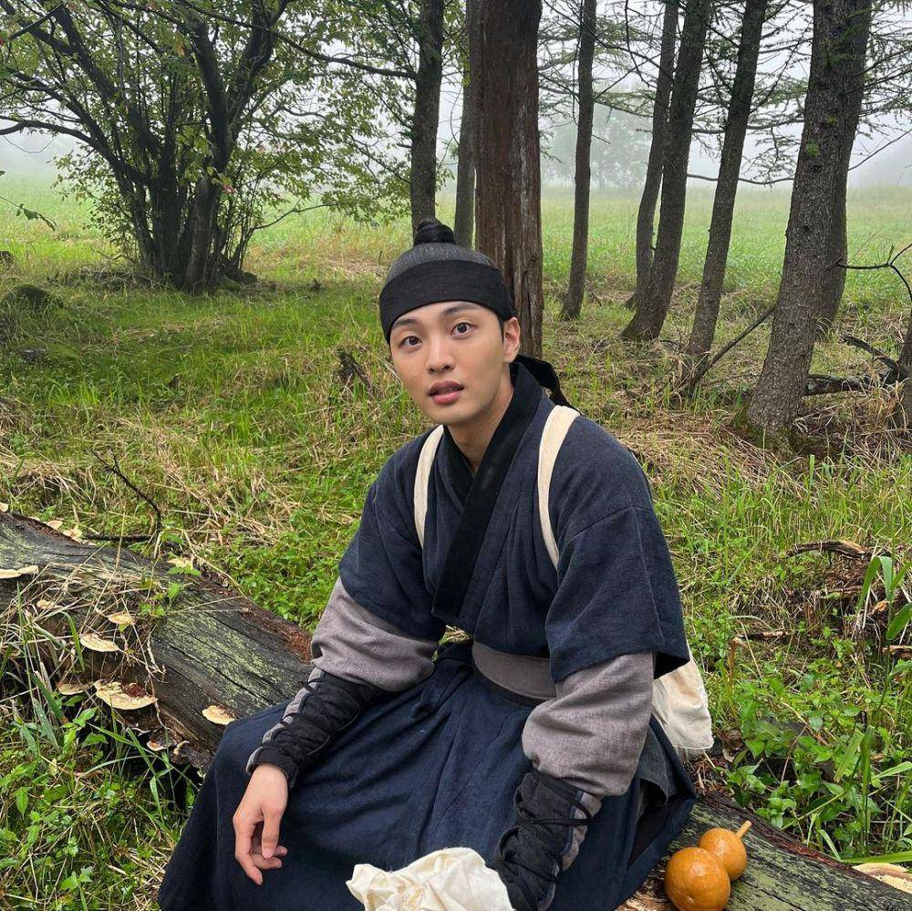 potret Kim Min Jae di balik layar drama Poong, The Joseon Psychiatrist (instagram.com/real.be)