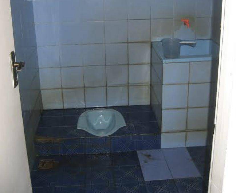Ilustrasi toilet umum. (Pinterest)