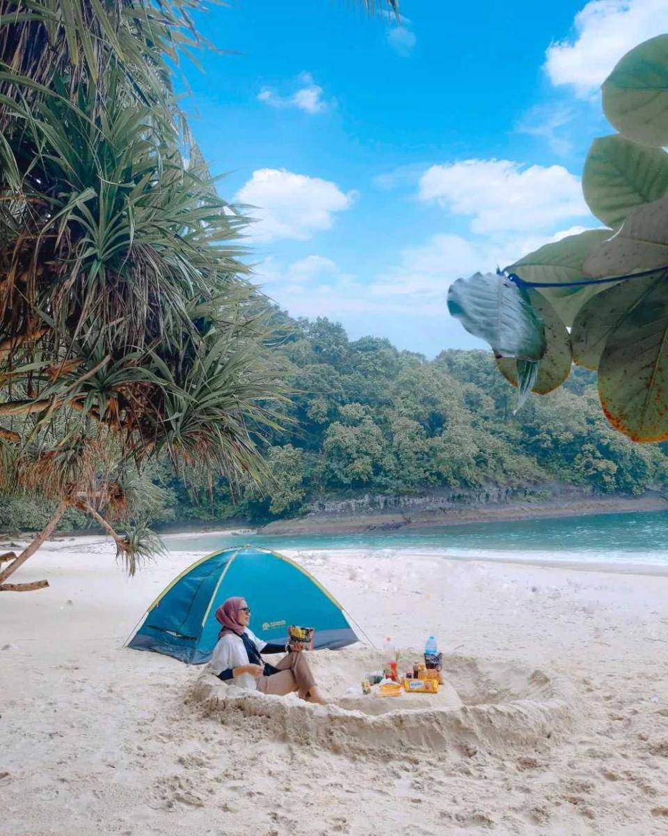 Pantai Teluk Hantu (instagram.com/indhmeilia)
