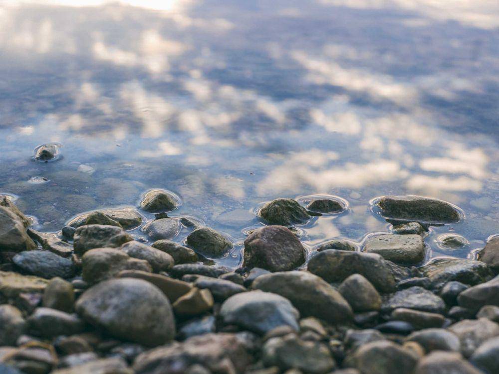 ilustrasi sungai (unsplash.com/@aaronburden)