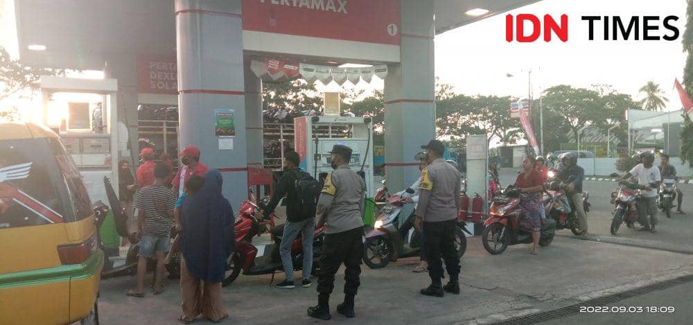 Aparat kepolisian turun ke SPBU yang berada di Desa Bengkel Kecamatan Labuapi Lombok Barat. (IDN Times/Muhammad Nasir)