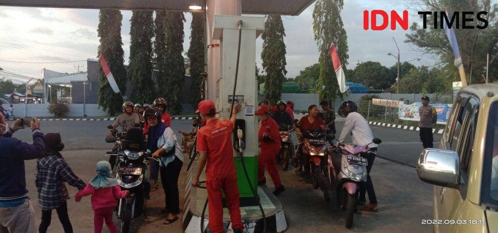 Suasana di salah satu SPBU di Desa Bengkel Kecamatan Labuapi Lombok Barat, NTB usai kenaikan harga BBM. (IDN Times/Muhammad Nasir)