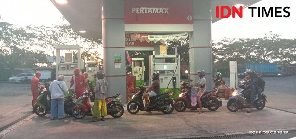 Masyarakat antre mengisi BBM. (IDN Times/Muhammad Nasir)