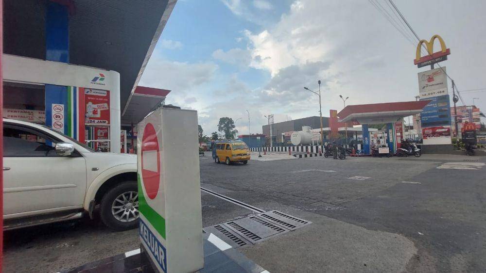 Kondisi sejumlah SPBU di Kota Binjai yang sempat bingung dengan kenaikan harga BBM (IDN Times/ Bambang Suhandoko)