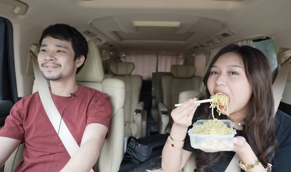 momen Sisca Kohl coba jajanan sekolah Jess No Limit (youtube.com/jessnolimit)