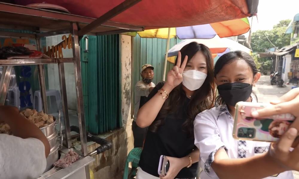 momen Sisca Kohl coba jajanan sekolah Jess No Limit (youtube.com/jessnolimit)