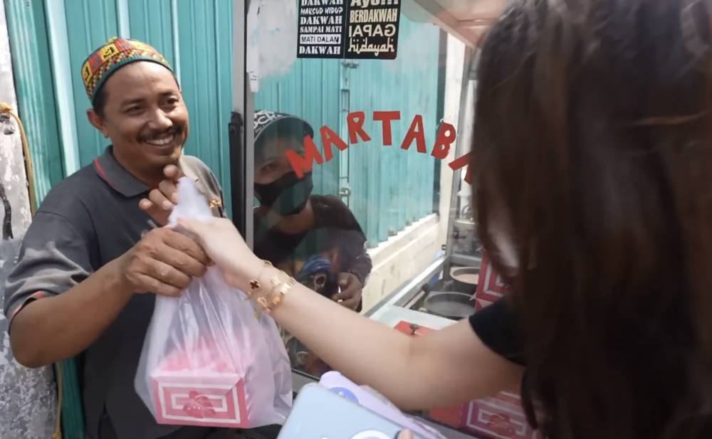 momen Sisca Kohl coba jajanan sekolah Jess No Limit (youtube.com/jessnolimit)