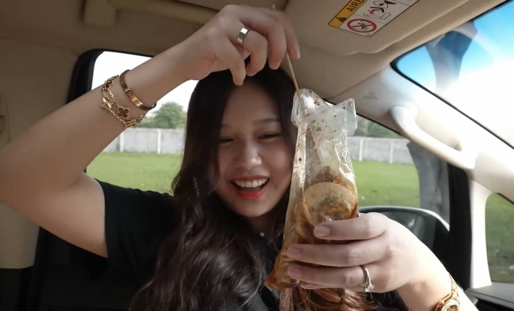 momen Sisca Kohl coba jajanan sekolah Jess No Limit (youtube.com/jessnolimit)