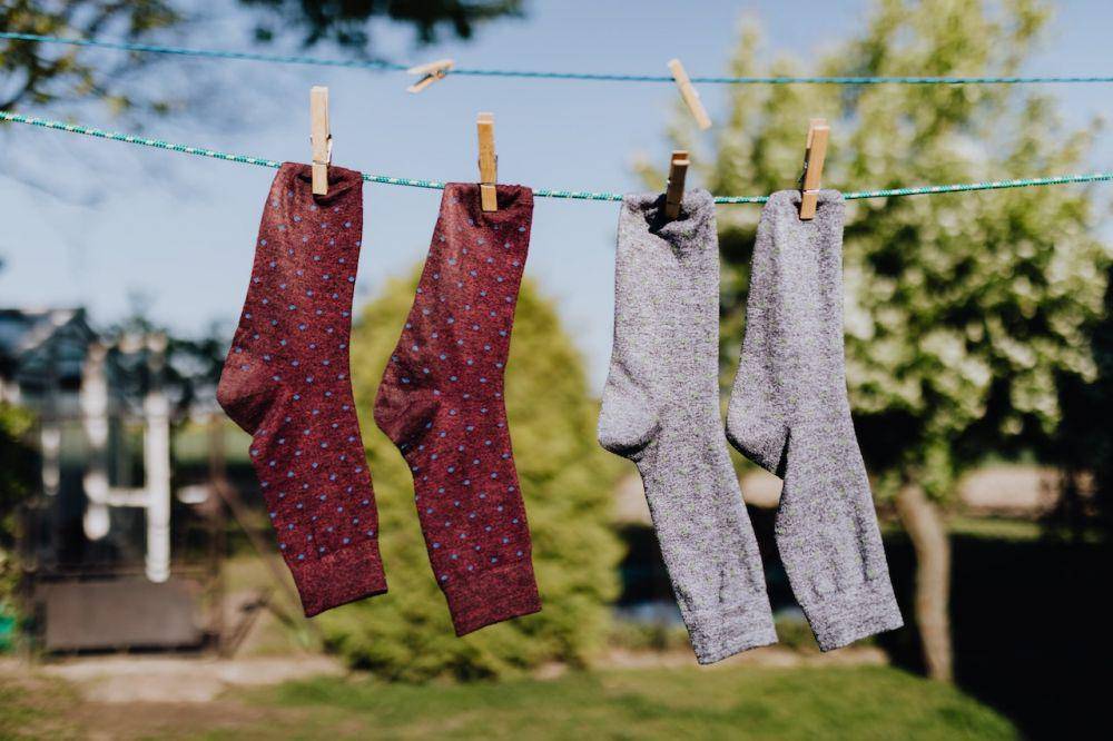 ilustrasi menjemur kaos kaki (pexels.com/Karolina Grabowska)