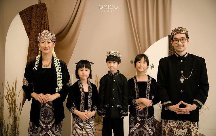 Ide Foto Keluarga Bertema Adat Sunda ala Kimbab Family, Gemas!