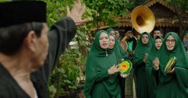 Rombongan pelamar yang ingin mempersunting Mumun ( Dok. Dee Company / Mumun )