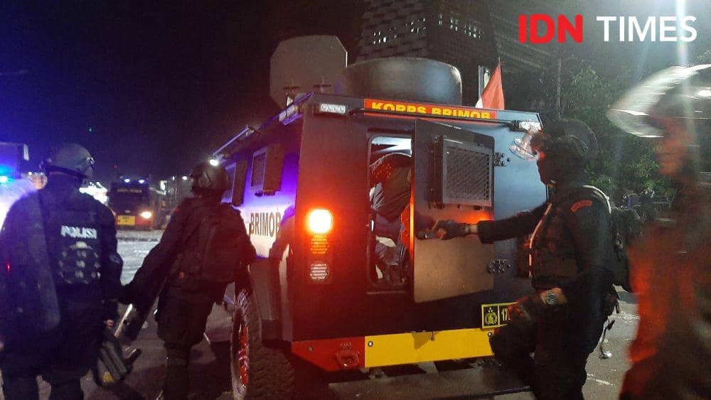 Mobil Rantis Brimob Polda Sulsel bersama personil bersiaga sebelum masuk ke dalam kampus UNM Jl AP Pettarani Makassar, Senin (5/9/2022). (Dahrul Amri/IDN Times Sulsel)