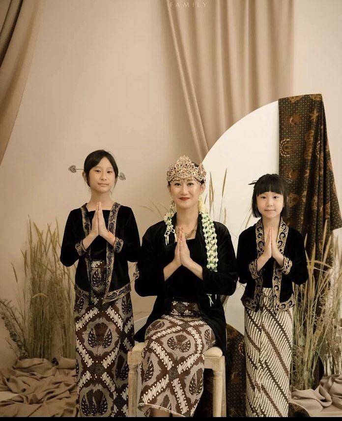Kimbab Family pemotretan berbusana Sunda (instagram.com/vaniova)