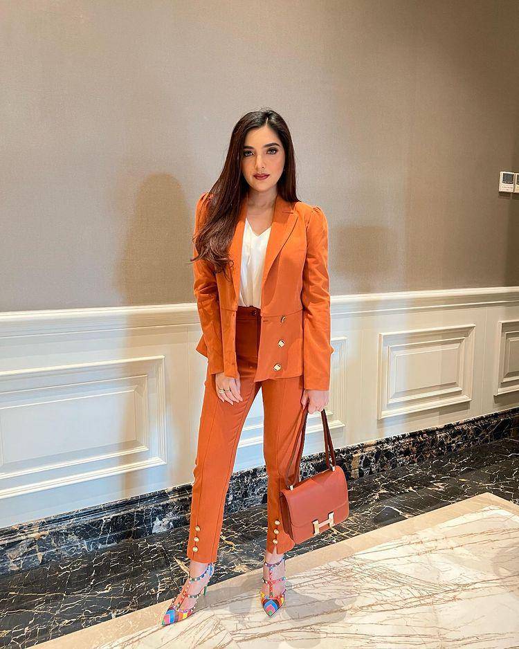 outfit sosialita ala artis (instagram.com/ashanti_ash)