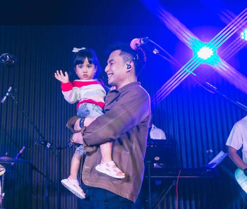 potret Niko Al Hakim dan anak perempuannya (instagram.com/okintph)