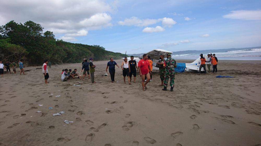 Gagal Mesin, Pesawat Latih di Banyuwangi Mendarat Darurat di Pantai