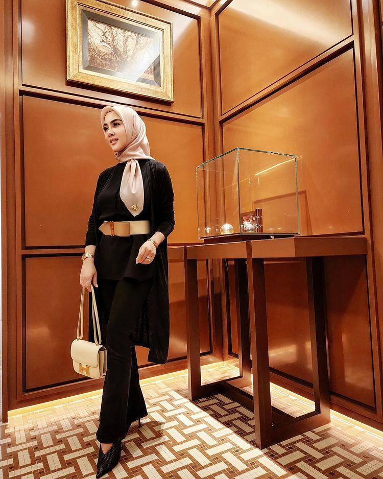 outfit sosialita ala artis (instagram.com/princesssyahrini)
