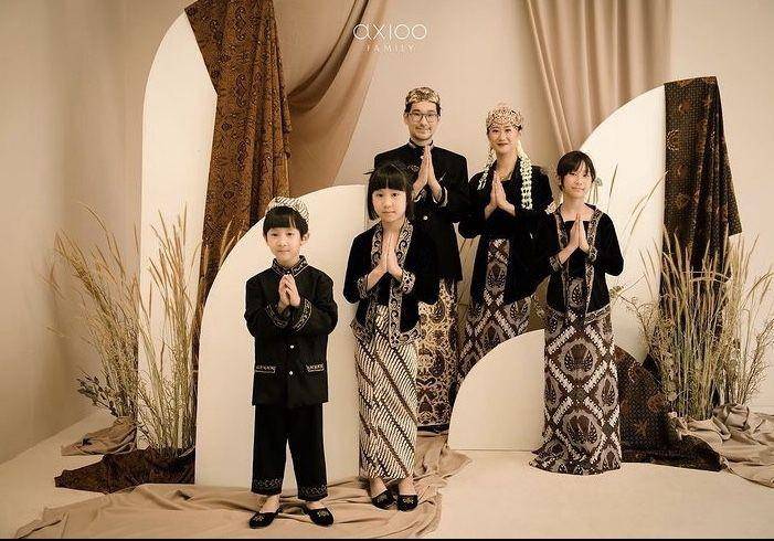 Kimbab Family pemotretan berbusana Sunda (instagram.com/vaniova)
