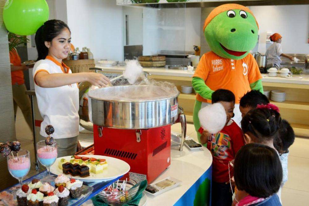 Meal time anak-anak di HARRIS Hotel Bekasi (booking.com)
