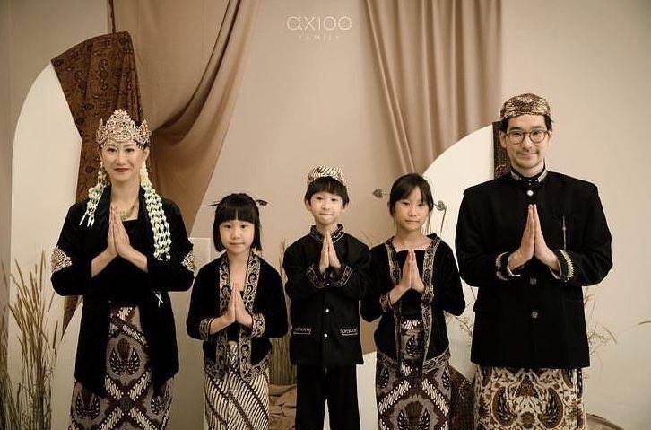 Kimbab Family pemotretan berbusana Sunda (instagram.com/babyaxioo)