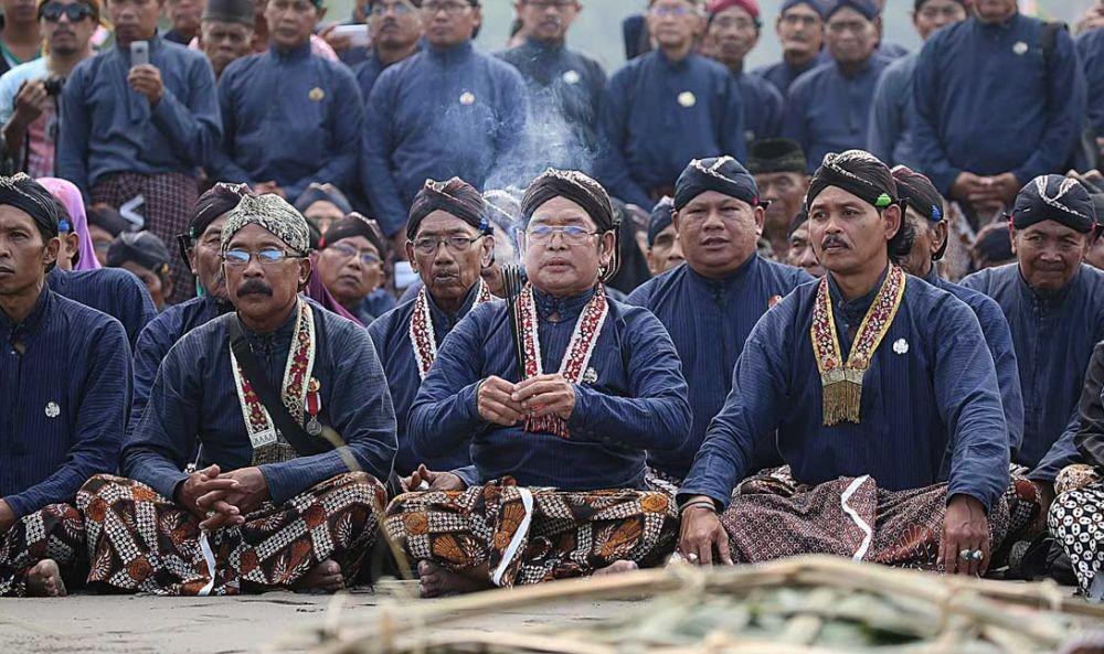 5 Fakta Menarik Busana Peranakan, Pakaian Adat Abdi Dalem yang Unik