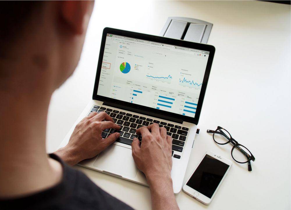 ilustrasi mengolah data di laptop (unsplash.com/Campaign Creators)