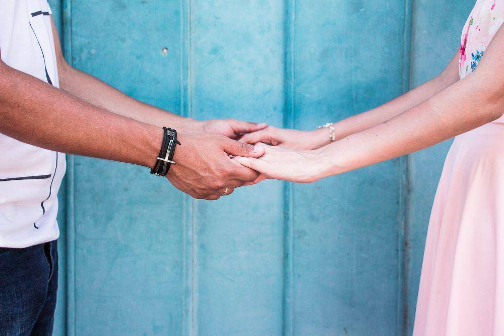 ilustrasi sepasang kekasih (unsplash.com/Andre Revilo)