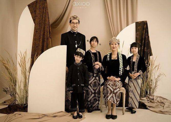 Kimbab Family pemotretan berbusana Sunda (instagram.com/babyaxioo)