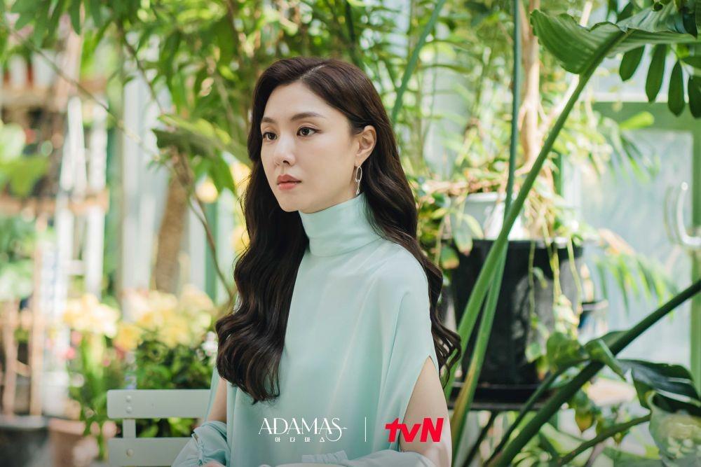 9 Harga Outfit Seo Ji Hye di KDrama Adamas, Sosialita Abis! (Part 2)