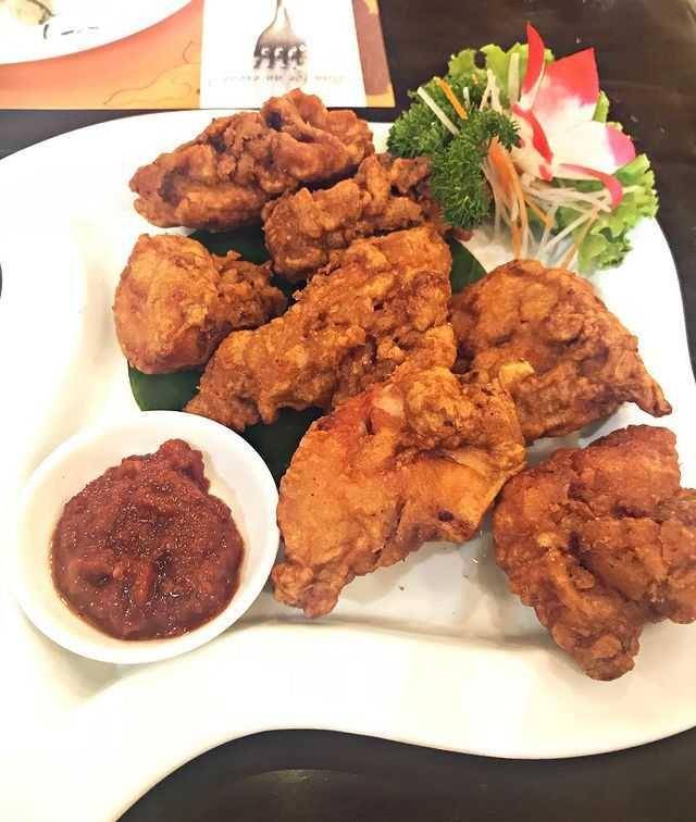 sajian ayam terasi (instagram.com/makan_mari_makan)