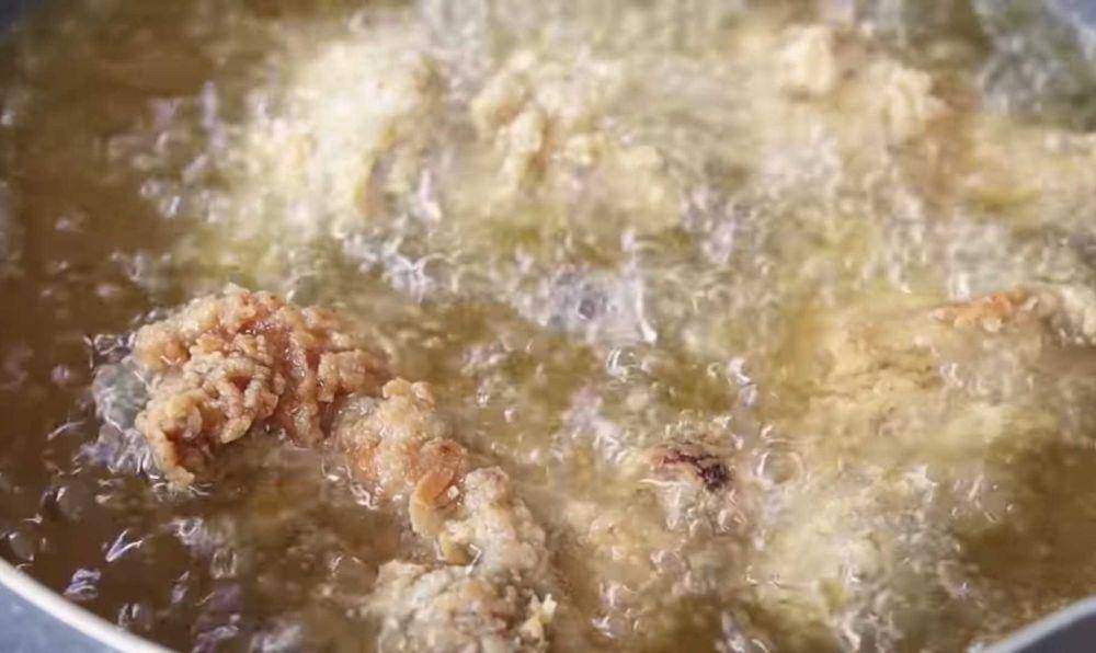 membuat ayam goreng tepung (youtube.com/Devina Hermawan)