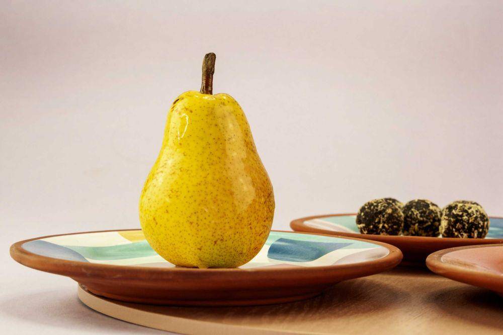 ilustrasi pear (unsplash.com/@laarkstudio)
