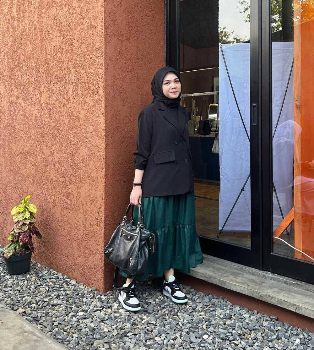 potret OOTD atasan hitam (Instagram.com/alfisrg)
