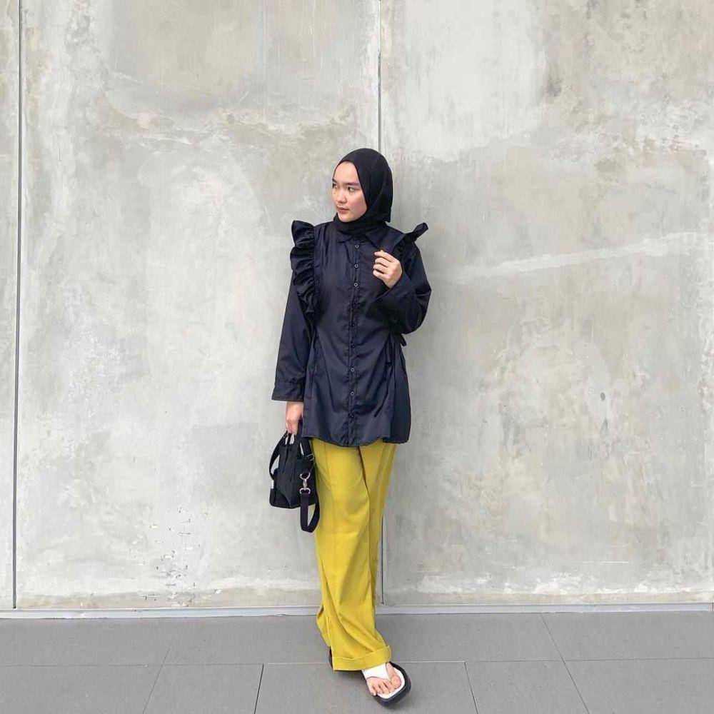 potret OOTD atasan hitam (instagram.com/karinarsantii)