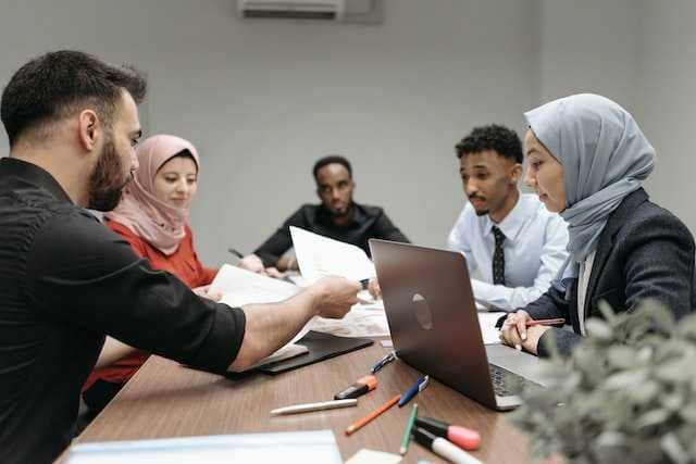 ilustrasi diskusi pekerjaan (pexels.com/Pavel D)