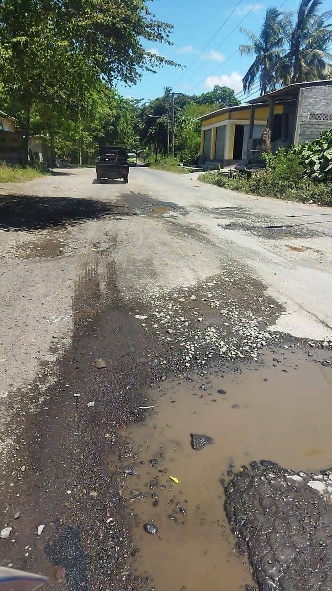 Jalan berlubang ruas Tanjung - Geres Kecamatan Labuhan Haji Lombok Timur. (dok. Lalu Suryanata Fikri)