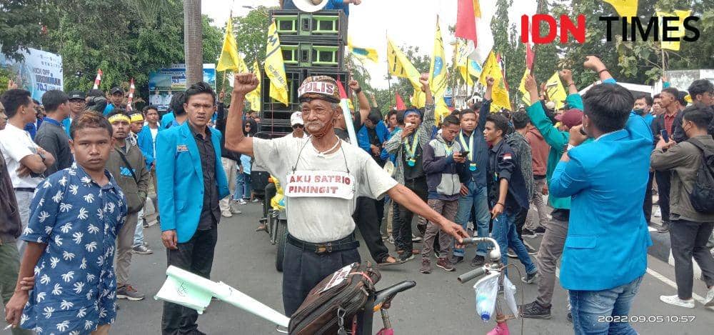 Seorang lansia ikut demo bersama mahasiswa di depan Kantor DPRD NTB. (IDN Times/Muhammad Nasir)