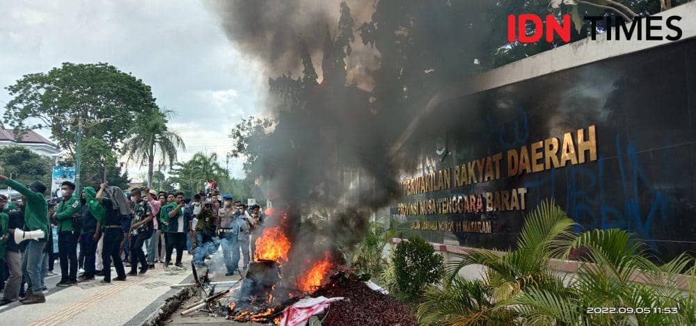 Mahasiswa bakar ban di depan kantor DPRD NTB. (IDN Times/Muhammad Nasir)